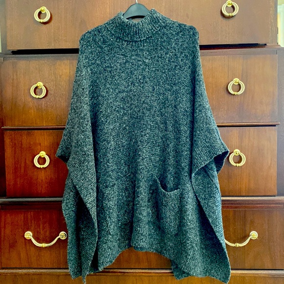 Micheal Kors wool blend poncho - Picture 2 of 7